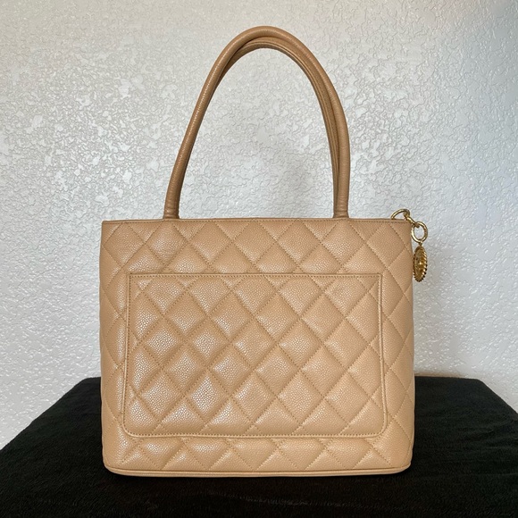✨SOLD✨Chanel Caviar Medallion Tote - Picture 2 of 11